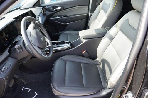 Mosaic Black Metallic 2025 Chevrolet Trax ACTIV