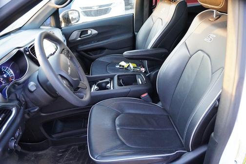 Bright White Clearcoat 2024 Chrysler Pacifica Hybrid Select