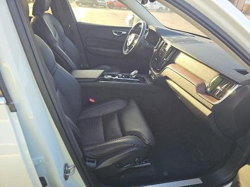 Crystal White Metallic 2023 Volvo XC60 B5 Ultimate Bright Theme