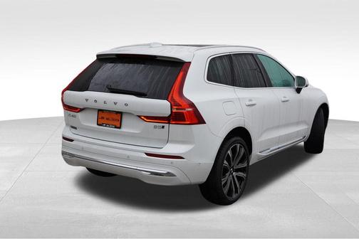 Crystal White Metallic 2023 Volvo XC60 B5 Ultimate Bright Theme