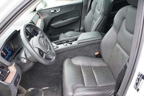 Crystal White Metallic 2023 Volvo XC60 B5 Ultimate Bright Theme