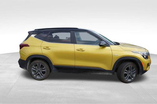 Starbright Yellow / Black Roof 2023 Kia Seltos S