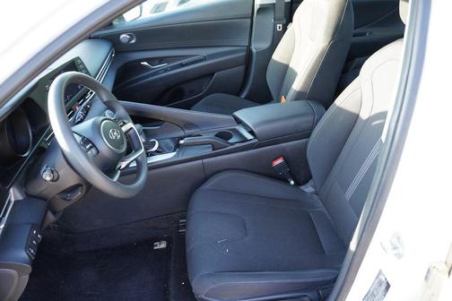 White Pearl 2023 Hyundai ELANTRA SE