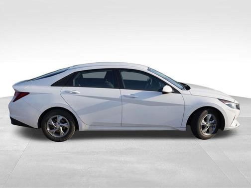 White Pearl 2023 Hyundai ELANTRA SE