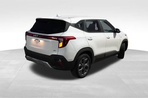 Snow White Pearl 2024 Kia Seltos LX