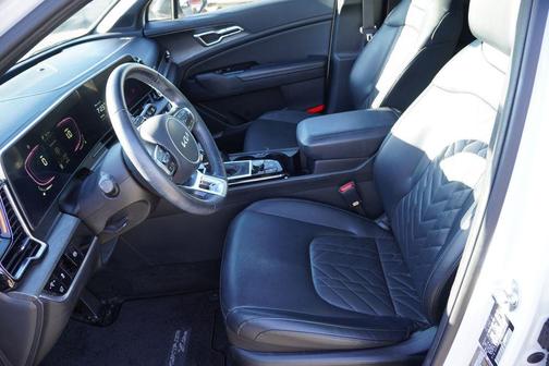 Glacial White Pearl 2023 Kia Sportage X-Line