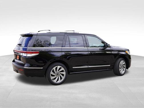 Infinite Black Metallic 2022 Lincoln Navigator Reserve