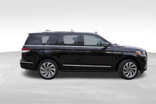 Infinite Black Metallic 2022 Lincoln Navigator Reserve