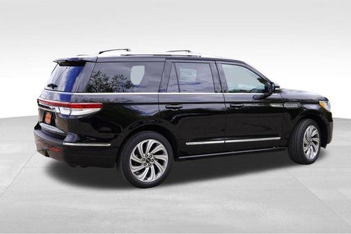 Infinite Black Metallic 2022 Lincoln Navigator Reserve