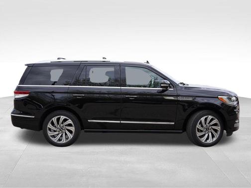 Infinite Black Metallic 2022 Lincoln Navigator Reserve