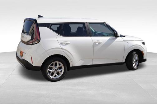 Snow White Pearl 2023 Kia Soul LX