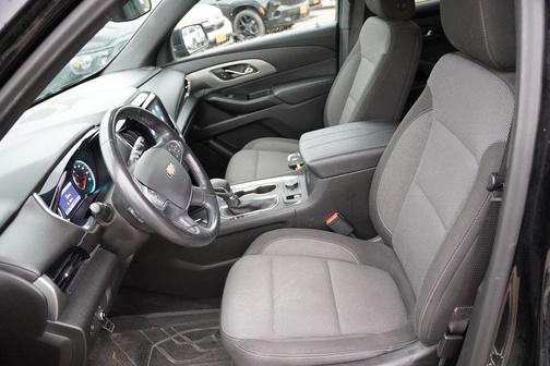 Mosaic Black Metallic 2022 Chevrolet Traverse LT Cloth