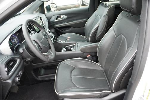 Bright White Clearcoat 2026 Chrysler Pacifica Limited