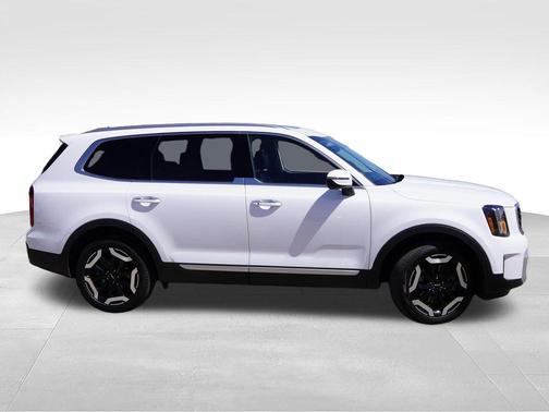 Glacial White Pearl 2024 Kia Telluride S