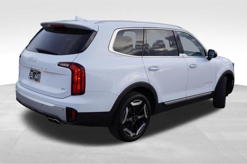 Glacial White Pearl 2024 Kia Telluride S