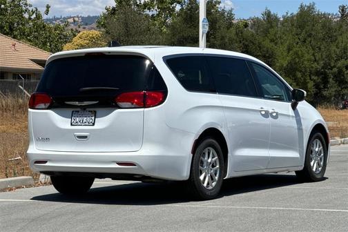 2022 Chrysler Voyager LX