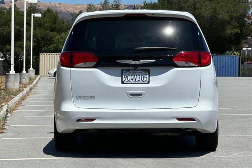 2022 Chrysler Voyager LX