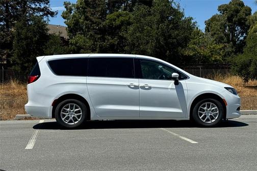 2022 Chrysler Voyager LX
