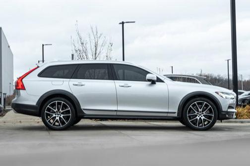 2020 Volvo V90 Cross Country T6