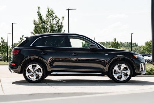 Mythos Black Metallic 2022 Audi Q5 45 S line Prestige