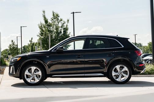 Mythos Black Metallic 2022 Audi Q5 45 S line Prestige