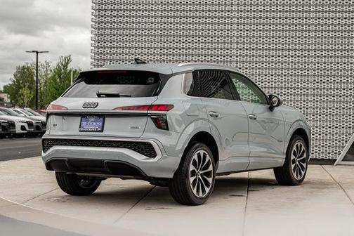 Arrow Gray Pearl Effect 2026 Audi Q3 TFSI quattro S tronic