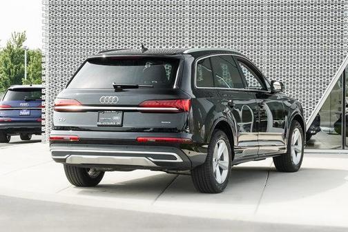 2022 Audi Q7 45 Premium Plus