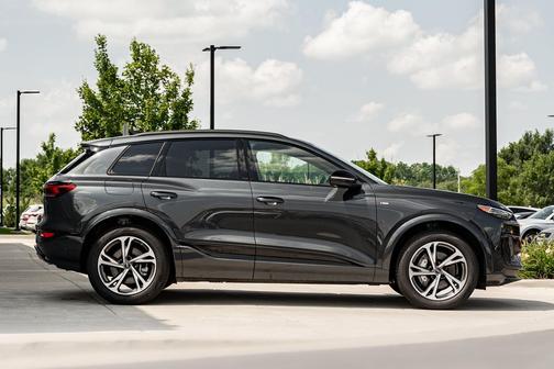 Manhattan 2027 Audi Q6 e-tron Premium quattro
