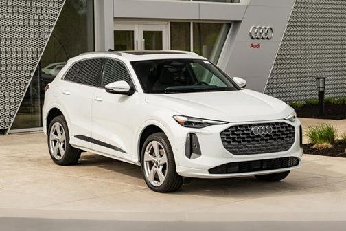 Glacier White Metallic 2025 Audi Q5 Premium Plus TFSI quattro S tronic