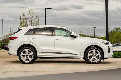 Glacier White Metallic 2025 Audi Q5 Premium Plus TFSI quattro S tronic