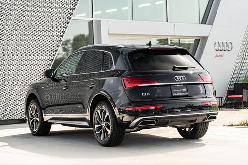 Mythos Black Metallic 2024 Audi Q5 45 S line Premium Plus