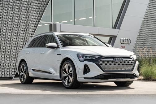 Glacier White Metallic 2024 Audi Q8 e-tron Premium Plus
