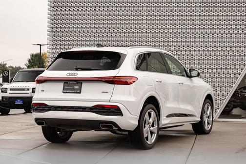 Glacier White Metallic 2025 Audi Q5 Premium Plus TFSI quattro S tronic