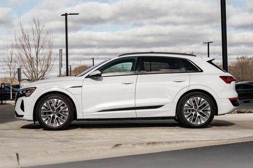 Glacier White Metallic 2024 Audi Q8 e-tron Premium Plus
