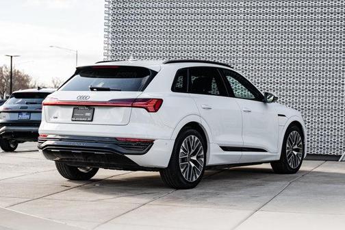 Glacier White Metallic 2024 Audi Q8 e-tron Premium Plus