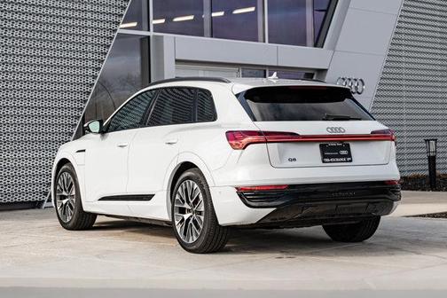 Glacier White Metallic 2024 Audi Q8 e-tron Premium Plus