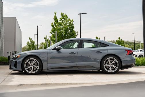 Kemora Gray Metallic 2023 Audi e-tron GT Premium Plus quattro