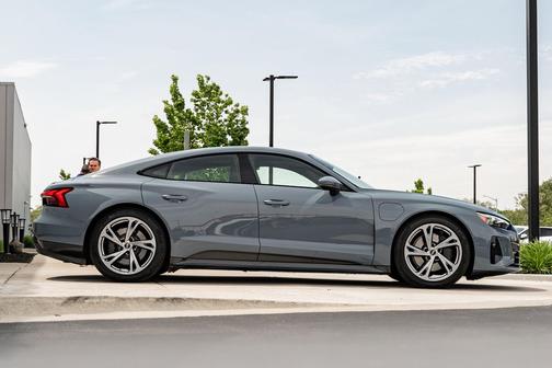 Kemora Gray Metallic 2023 Audi e-tron GT Premium Plus quattro