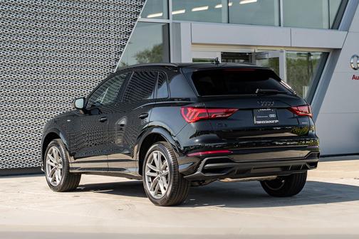 Mythos Black Metallic 2025 Audi Q3 Premium 45 TFSI S line quattro Tiptronic