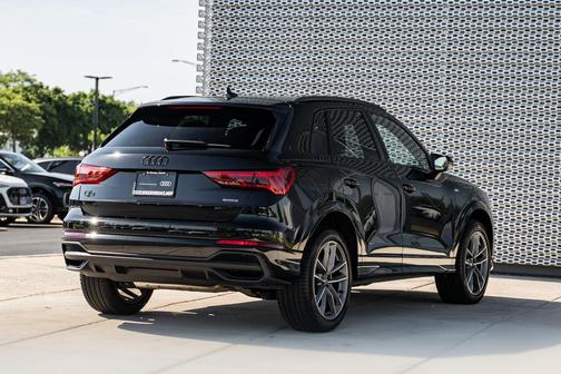 Mythos Black Metallic 2025 Audi Q3 Premium 45 TFSI S line quattro Tiptronic