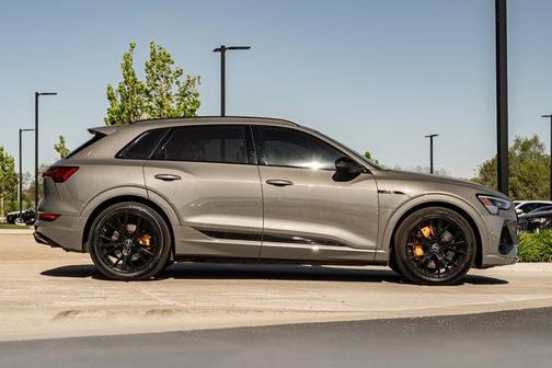 Chronos Gray 2023 Audi e-tron Premiumwe