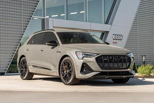Chronos Gray 2023 Audi e-tron Premiumwe