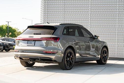 Chronos Gray 2023 Audi e-tron Premiumwe