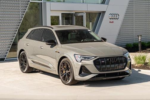Chronos Gray 2023 Audi e-tron Premiumwe
