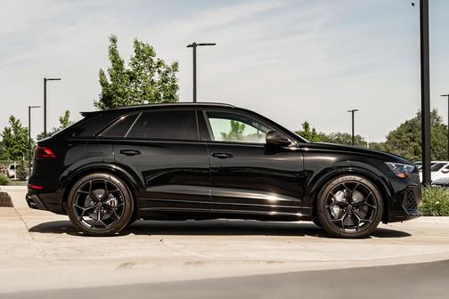 Mythos Black Metallic 2026 Audi RS Q8 4.0T