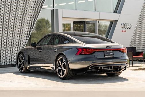 Daytona Gray Pearl Effect 2022 Audi e-tron GT Premium Plus
