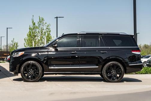 Infinite Black Metallic Clearcoat 2024 Lincoln Navigator Reserve