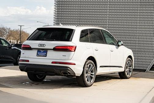 Glacier White Metallic 2026 Audi Q7 45 Premium