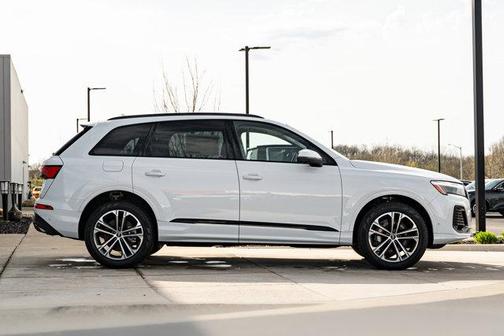 Glacier White Metallic 2026 Audi Q7 45 Premium