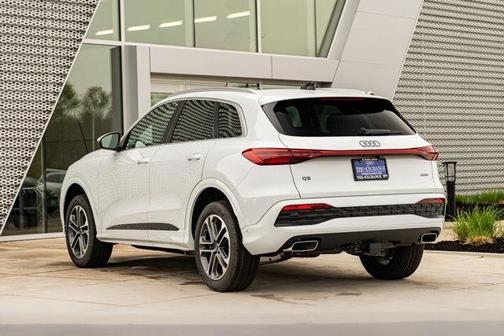 Glacier White Metallic 2026 Audi Q5 Premium Plus TFSI quattro S tronic